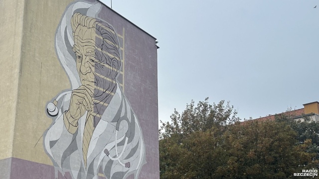 W Stargardzie powstaje kolejny mural, upamiętniający wybitnego mieszkańca miasta. Po tym, jak na Starówce pojawiła się podobizna artysty Ryszarda Manny, teraz trwają prace nad upamiętnieniem w ten sposób lekarza, doktora Zbigniewa Petriego.