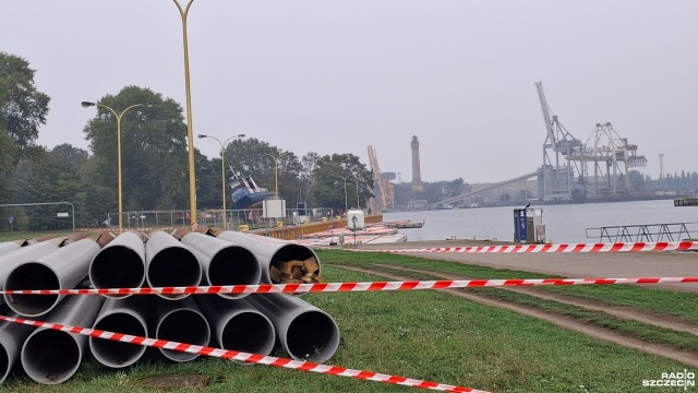 Świnoujski Basen Północny pusty, ale praca wre. Trwa tam warta 23 miliony złotych modernizacja. Stare pomosty są zastępowane nowymi, ale przed wykonawcą jeszcze wiele pracy.