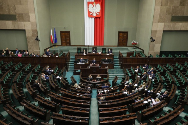 Projekt przyszłorocznego budżetu z poparciem klubów rządzącej koalicji. Opozycja krytykuje ustawę i wskazuje na rosnący deficyt oraz dług publiczny. W Sejmie odbyło się pierwsze czytanie projektu budżetu.