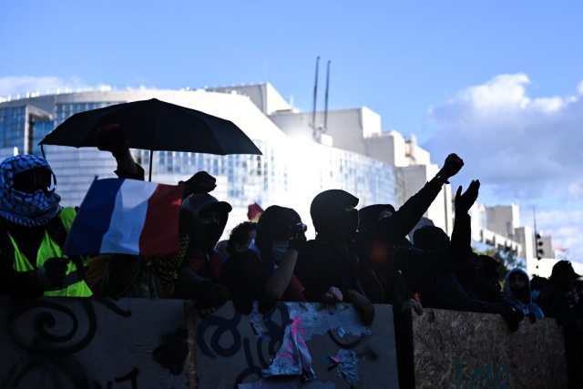 W Paryżu wybuchły zamieszki podczas demonstracji licealistów. Już od dwóch tygodni uczniowie wychodzą na ulice, domagając się większych nakładów na oświatę.