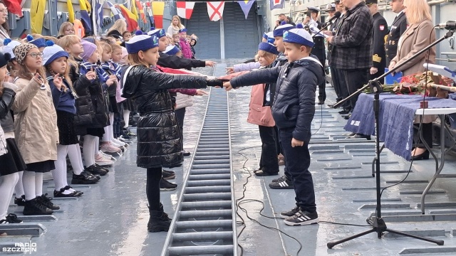 Apel na okręcie 8 FOW, uroczyste ślubowanie i hymn na pokładzie - takie pasowanie na ucznia zarezerwowane jest dla pierwszaków SP 1 im. Marynarki Wojennej w Świnoujściu. Pierwszoklasiści od tygodni przygotowywali się do tego dnia, ucząc się wierszy, piosenek oraz poznając tradycje swojej szkoły.