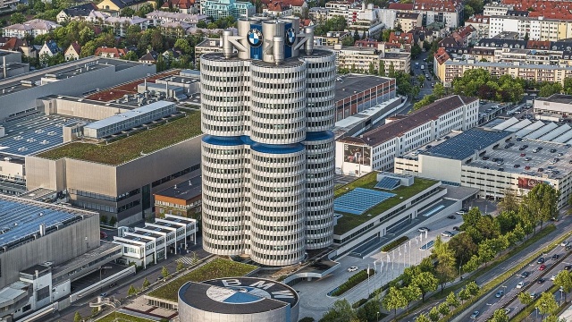 Po przejęciu władzy w parlamencie Saksonii-Anhaltu przez skrajną prawicę, firma BMW przekazała, że przewodniczący landtagu nie będzie już jeździł autem tego niemieckiego koncernu. To kolejna reakcja na sukces AfD w niemieckim kraju związkowym.