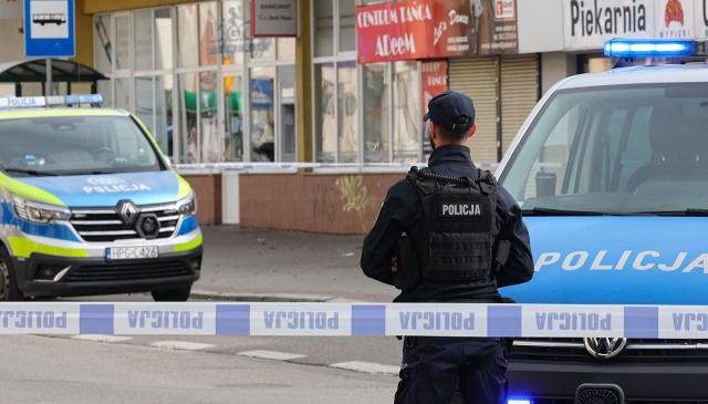 Nie żyje mężczyzna postrzelony przez policję w Nowym Sączu. 41-latek przed południem przemierzał ulice miasta z nożem w ręce i nie reagował na wezwania policji.