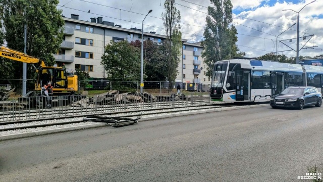 Wstrzymany został ruch tramwajów linii numer 11 i 12 w kierunku pętli Pomorzany. Przyczyną utrudnień jest odpadnięcie pantografu szynowego w okolicy przystanku Osiedle Polonia.