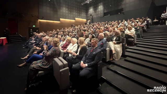 243 szczecińskich pedagogów - w tym 33 dyrektorów szkół i placówek oświatowych - otrzymało nagrody prezydenta miasta z okazji zbliżającego się Dnia Edukacji Narodowej.