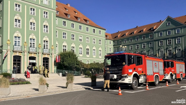 Dwa wozy strażackie i pełna gotowość służb przed Urzędem Miasta w Szczecinie. Przed południem z budynku ewakuowano kilkuset pracowników.