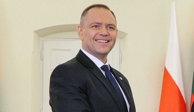 Premier nie będzie ulegał żadnym szantażom prezydenta w sprawie nominacji ambasadorskich - mówi rzecznik rządu Adam Szłapka.