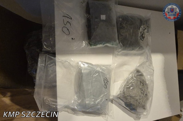 Szczecińscy policjanci przejęli ponad cztery kilogramy suszu roślinnego i prawie 20 tysięcy złotych.