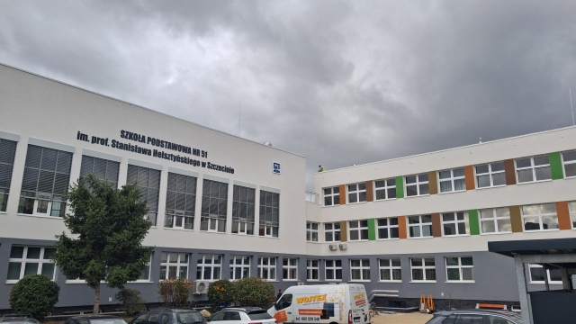 Pasowanie na ucznia bez rodziców w Szkole Podstawowej nr 51 w Szczecinie. O tym, że nie mogą oni uczestniczyć w uroczystości dowiedzieli się we wtorek ok. godziny 17.