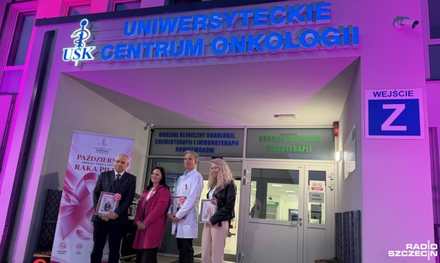 Budynek Uniwersyteckiego Centrum Onkologii przy ul. Unii Lubelskiej w Szczecinie rozbłysnął różowym światłem. Iluminację uruchomiła Milena Pindyk - pacjentka, która cztery lata temu samodzielnie wykryła u siebie złośliwego guza.