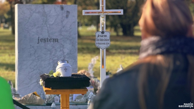 W połowie października obchodzony jest Dzień Dziecka Utraconego. To czas, w którym głośno mówi się o tragedii rodzin zmagających się ze stratą - bez względu na to, czy dotyczy ona wczesnego etapu ciąży, czy momentu tuż po narodzinach. W Szczecinie symbolicznym i ważnym momentem tych obchodów było zbiorowe pożegnanie na Cmentarzu Zachodnim przy ul. Bronowickiej.
