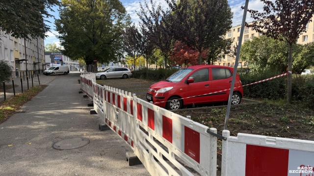 Mieszkańcy szczecińskiego Dąbia mają problem z parkowaniem, a budowa parku kieszonkowego przy ulicy Mianowskiego jeszcze go pogłębiła.