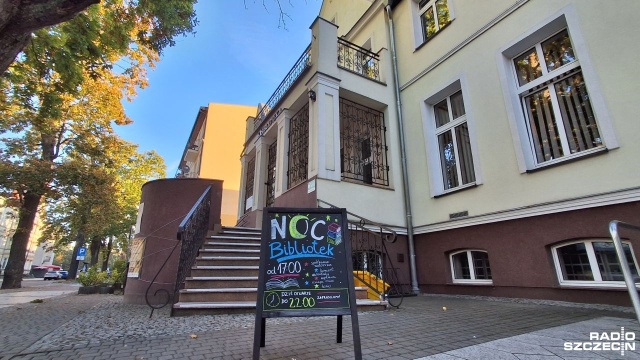 Książki, muzyka, a nawet... ucieczka z zamkniętego pokoju zagadek. W Świnoujściu trwa właśnie Noc Bibliotek.