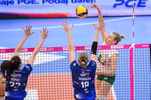 Siatkarki Lotto Chemika Police wygrały trzeci raz z rzędu w Tauron Lidze. Policzanki w piątek wieczorem na wyjeździe pokonały Volley Wrocław 3:1 (25:15, 19:25, 25:21, 25:21) w trzeciej kolejce rozgrywek.