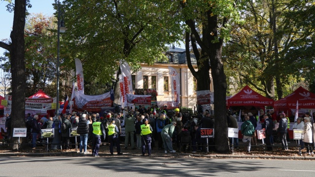 Minister Spraw Wewnętrznych i Administracji apeluje o spokój w związku z protestem przed Trybunałem Konstytucyjnym. Na manifestację swoich sympatyków wzywają politycy Prawa i Sprawiedliwości. Podczas trwających od kilku dni protestów doszło między innymi do ataku na policjantkę.