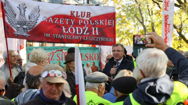 Koalicja rządząca liczy, że sprawa rozwiąże się w najbliższych dniach, prezydent stawia opór. Chodzi o obsadę Trybunału Konstytucyjnego przez sędziów wybranych przez Sejm. Część sędziów, w tym Maciej Berek, nie jest dopuszczona do orzekania.