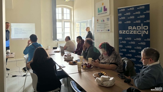 Jak bezpiecznie korzystać z internetu i samodzielnie załatwiać sprawy online Tego uczą się w sobotę, w szczecińskim Urban Labie, osoby z niepełnosprawnościami. To w ramach bezpłatnego programu Cyfrowo Świadomi.