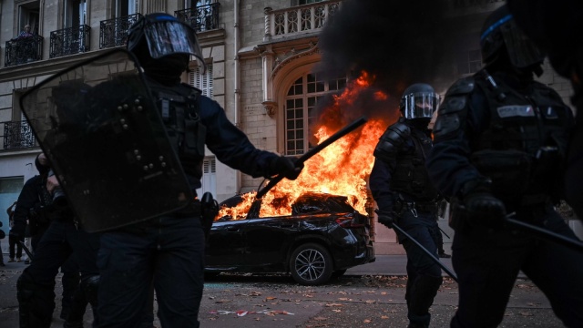 We Francji od rana trwają protesty żółtych kamizelek. Po kilku latach przerwy ruch ponownie wychodzi na ulice, sprzeciwiając się rosnącym kosztom życia i wyrażając poparcie dla mobilizujących się od miesiąca licealistów. W wielu miejscach interweniowała policja.