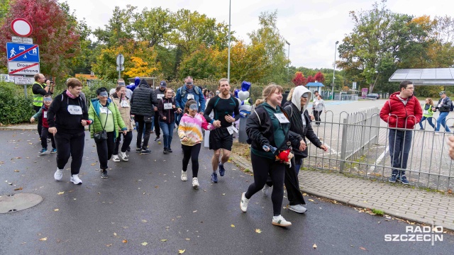 Z zasłoniętymi oczami, ale z pomocą drugiej osoby. W Szczecinie odbył się bieg, w którym najważniejsze były zaufanie i współpraca.