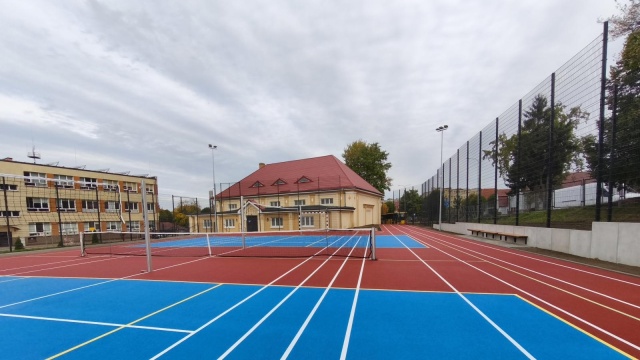 Uczniowie Szkoły Podstawowej nr 1 w Połczynie-Zdroju dostali nowe boisko. To wielofunkcyjny obiekt, na którym można korzystać m.in. z profesjonalnej skoczni do skoku w dal, bieżni lekkoatletycznej, a także boisk do siatkówki, koszykówki i piłki nożnej.