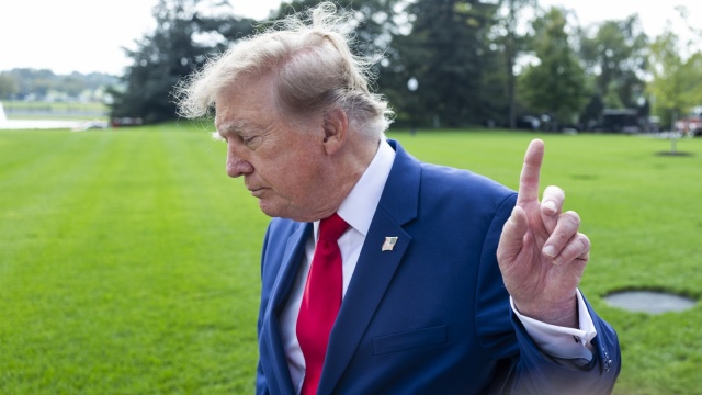 Donald Trump stwierdził, że odstąpienie od sankcji pozwala utrzymać Moskwę przy stole negocjacyjnym. Decyzja ta wywołała jednak sprzeciw przedstawicieli obu głównych partii politycznych.