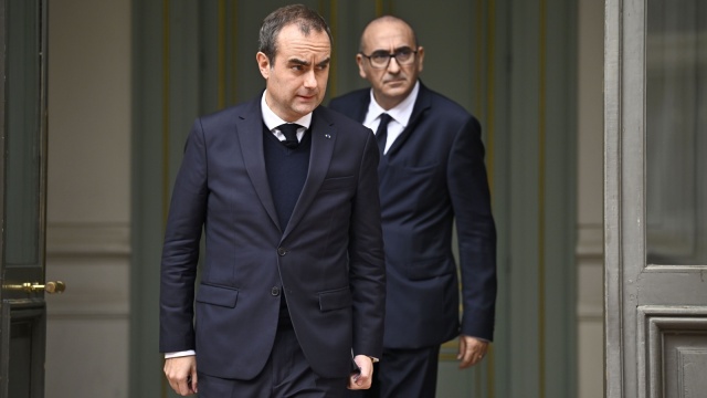 Francja utrzyma godziny policyjne wprowadzone w poniedziałek w niektórych dzielnicach kilku miast. Premier Sbastien Lecornu poinformował, że dzięki tym restrykcjom miniona noc przebiegła spokojnie. Od weekendu w wielu miastach dochodziło do bezprecedensowej fali grabieży.