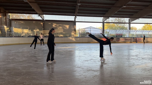 Po wakacyjnej przerwie miłośnicy zimowych sportów powrócili na lód. Tym samym Lodogryf na osiedlu Majowym w Szczecinie rozpoczął już sezon łyżwiarski.