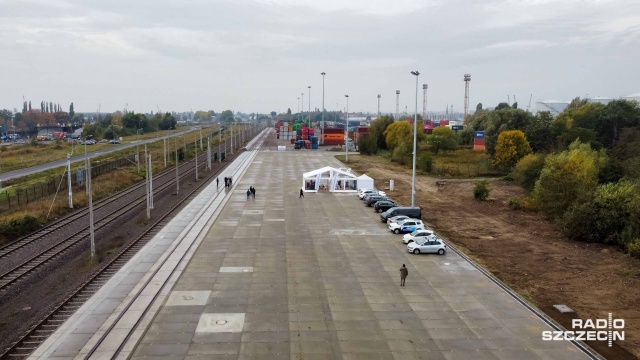 Multimodalny kolejowy węzeł przeładunkowy szczecińskiego portu oddany do użytku. Nowa infrastruktura powstała na Ostrowie Grabowskim przy czterotorowej bocznicy kolejowej, której obecna długość to już prawie 800 metrów.