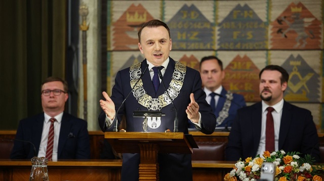 Przywrócenie poprzedniej taryfy biletowej na autobusy i tramwaje oraz rozpoczęcie debaty nad przyszłorocznym budżetem - to zadania na pierwszy dzień urzędowania nowego prezydenta Krakowa.