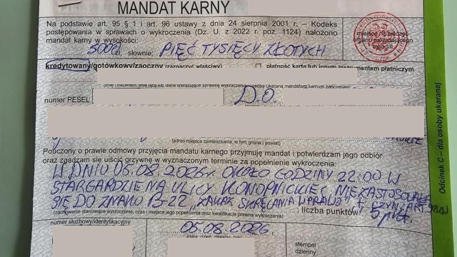Nagana dla jednego policjanta i ostrzeżenie o niepełnej przydatności do służby dla drugiego. Zakończyło się postępowanie dyscyplinarne wobec funkcjonariuszy ze Stargardu, którzy interweniowali wobec seniorki ukaranej dwoma mandatami po 5000 zł za wjazd pod prąd w ulicę jednokierunkową.