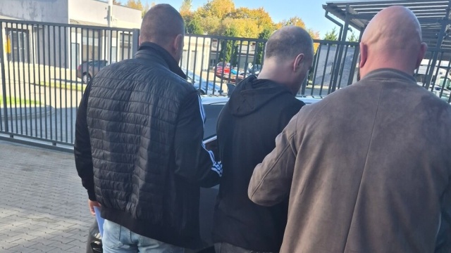 Miał przy sobie ponad 7 kilogramów narkotyków i wpadł. 48-latka zatrzymali sławieńscy policjanci. Mężczyzna na jednej z ulic miasta, na widok policjantów, zaczął uciekać. Szybko został zatrzymany.