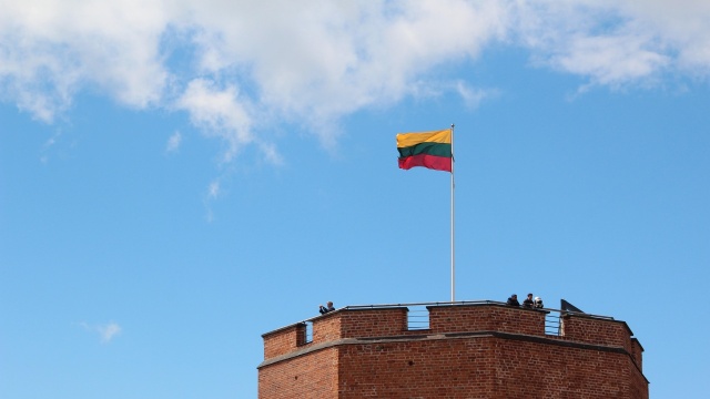 Litwa chciałaby, aby podczas jej przyszłorocznego przewodnictwa w Radzie Unii Europejskiej zapadła decyzja w sprawie zniesienia sezonowej zmiany czasu. Głosowanie mogłoby odbyć się pod koniec czerwca 2027 roku.