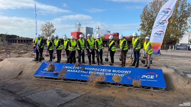 To będzie magazyn bateryjny o największej mocy w Polsce. Mowa o gigantycznym projekcie PGE - Magazynie Energii Gryfino. W poniedziałek w Nowym Czarnowie rozpoczęto jego budowę.