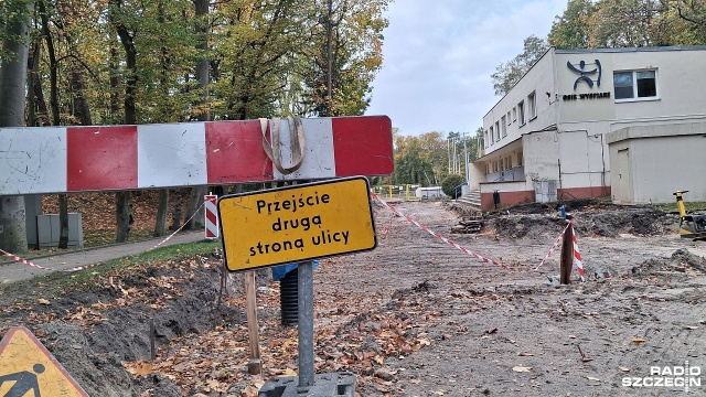 Świnoujski OSiR przechodzi wielką metamorfozę - ruszyły równoległe remonty drogi dojazdowej oraz zaplecza socjalnego na stadionie przy ulicy Matejki.