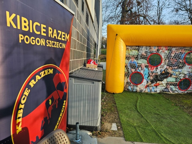Kibicowska pasja nie kończy się na trybunach. Szczecińscy Portowcy wykorzystują ją, by pomagać innym i angażować się w życie miasta. Ośrodek KIBICE RAZEM Pogoń Szczecin organizuje wydarzenia dla dzieci i ich rodzin, prowadzi zbiórki na rzecz domów dziecka, odwiedza małych pacjentów szpitala onkologicznego i angażuje się w pomoc kombatantom. W 2025 roku w organizowanych przez niego piknikach i wydarzeniach plenerowych uczestniczyło ponad 4500 osób, a na wsparcie domów dziecka zebrano ponad 40 tys. zł.