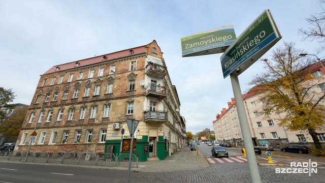 Zabytkowa kamienica, ale zamiast remontu - szczury, zimne mieszkania, tynk sypiący się na głowę i lata czekania na pomoc. Mieszkańcy budynku przy ulicy Krasińskiego 90 w Szczecinie chcą remontu i ocieplenia elewacji, ale na razie mogą tylko czekać.