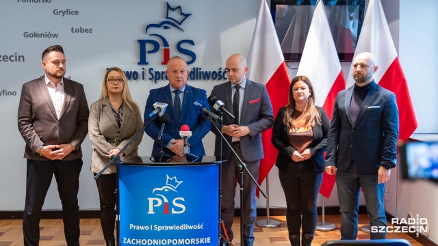 Zima może mocno uderzyć po kieszeniach mieszkańców regionu - alarmują politycy Prawa i Sprawiedliwości, którzy w Szczecinie przedstawili pomysł na obniżenie rachunków za ogrzewanie i prąd.
