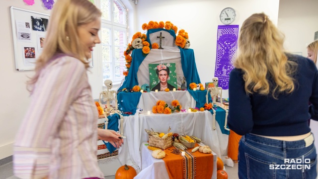 Kolory, kwiaty i muzyka zamiast smutku - na Uniwersytecie Szczecińskim można poznać meksykański sposób świętowania Dnia Zmarłych, czyli Da de Muertos.
