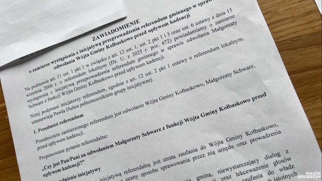 To już fakt - w gminie Kołbaskowo rozpoczyna się zbiórka podpisów pod inicjatywą referendalną w sprawie odwołania Wójt Gminy Kołbaskowo Małgorzaty Schwarz. Kroplą, która przepełniła czarę goryczy części mieszkańców w kwestii zarządzania gminą, są zarzuty wobec samej pani wójt, dotyczące jej zasiadania w radzie nadzorczej spółki prawa handlowego.