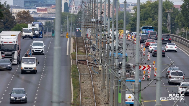 Remont na szczecińskiej Estakadzie Pomorskiej potrwa dłużej, niż zakładano. Pierwotnie wymiana torów tramwajowych miała zakończyć się w październiku - obecny termin to 20 listopada.