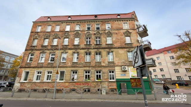 Cztery lata - tyle mogą czekać mieszkańcy zabytkowej kamienicy przy ulicy Krasińskiego 90 w Szczecinie na kompleksowy remont. Jak informowaliśmy, lokatorzy budynku na co dzień zmagają się z wilgocią, pleśnią, szczurami, odpadającym tynkiem i zimnem. W części mieszkań brakuje także osobnych toalet.