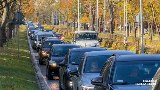 Utrudnienia na ulicy Gdańskiej w stronę prawego brzegu Szczecina. Na lewym pasie stoi uszkodzony autobus w asyście służb ZDiTM.