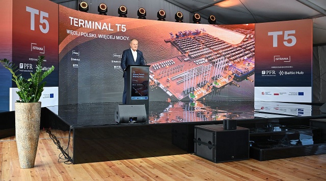 Inwestycje, takie jak nowy terminal w porcie w Gdańsku, dają Polsce silną pozycję w Unii Europejskiej - mówił premier Donald Tusk podczas uroczystości jego otwarcia. T5 będzie pierwszym polskim terminalem przeznaczonym do budowy morskich farm wiatrowych.