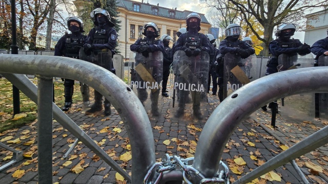 Prezydent Karol Nawrocki zwołał pilne konsultacje z udziałem przedstawicieli sił parlamentarnych w związku z sytuacją w Trybunale Konstytucyjnym. Szef gabinetu prezydenta Paweł Szefernaker poinformował, że seria spotkań rozpocznie się w sobotę o godz. 13 w Pałacu Prezydenckim.