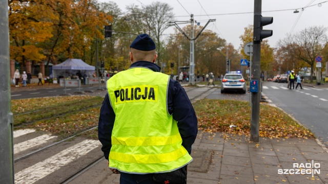 Kierowania ruchem drogowym, dbanie o bezpieczeństwo odwiedzających nekropolie czy kontrole prędkości i trzeźwości kierowców. Zachodniopomorscy policjanci prowadzą wzmożone działania z tytułu Uroczystości Wszystkich Świętych.