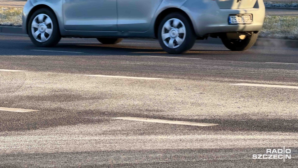 Trudne warunki na drogach. Eksperci radzą, jak przygotować się na podróż