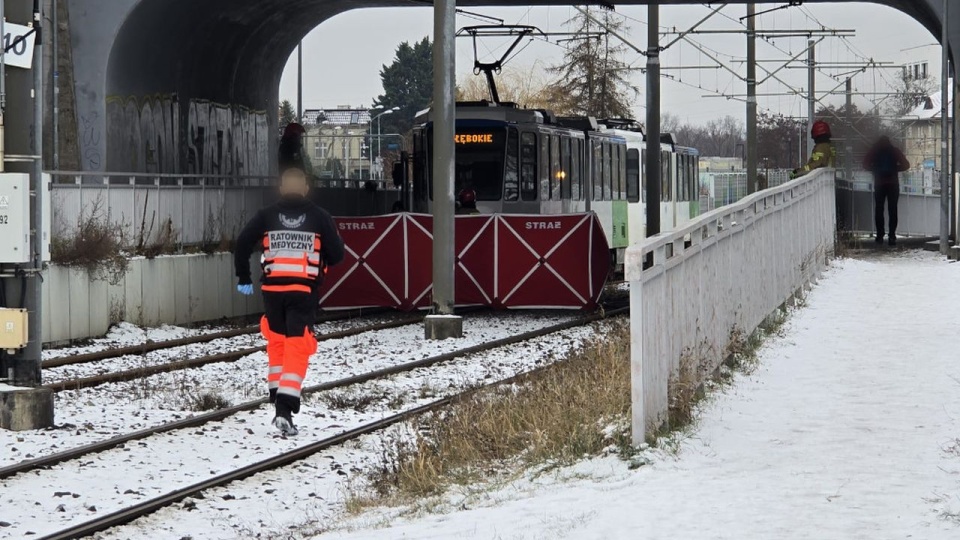 Nastolatek wpadł pod tramwaj w pobliżu pętli Turkusowa [ZDJĘCIA]