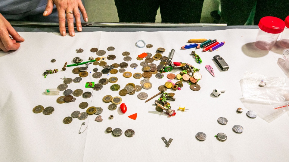 Co przypadkowo połykają dzieci? Pendrive, monety, agrafka, magnesy, kredki...