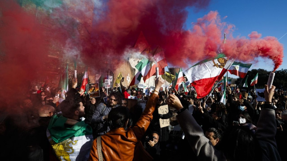 Zamieszki przed ambasadą Iranu. Czterech policjantów w szpitalu, 14 osób aresztowanych