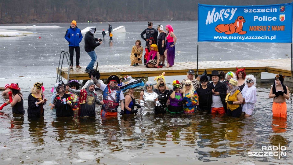 Karnawał, woda i mróz. Morsy opanowały szczecińskie jezioro [WIDEO, ZDJĘCIA]